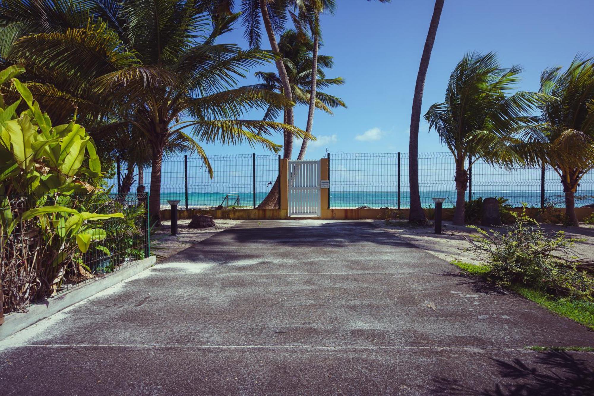 Le Touloublue - Tres Bel Appartement Face A La Mer Sainte-Anne  Ngoại thất bức ảnh